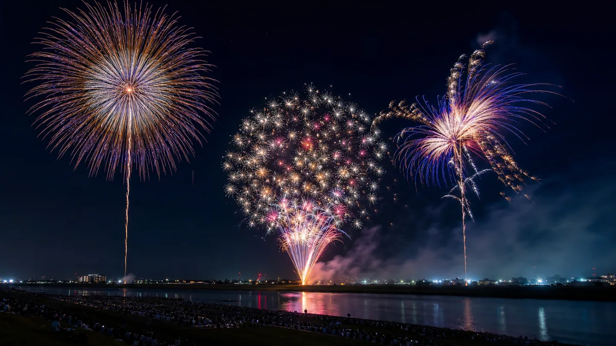 夜空に多彩な競技花火が上がる土浦全国花火競技大会のAI生成イメージ