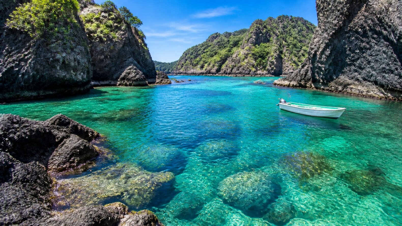 ヒリゾ浜をイメージした透明度の高い入江の風景