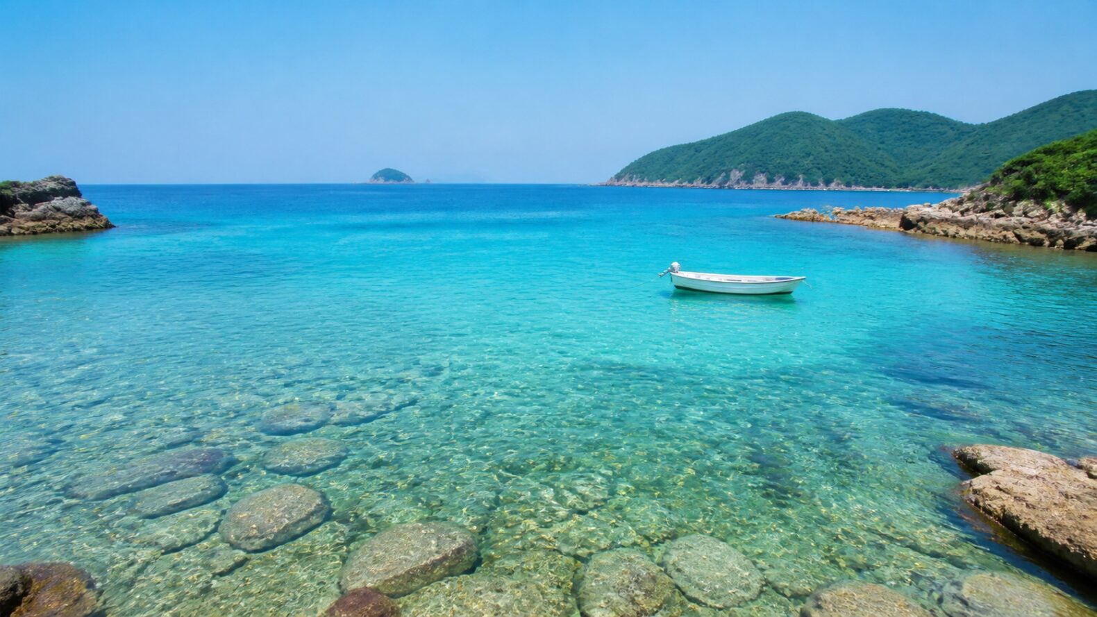 柏島をイメージした透明度の高い海と小舟の風景