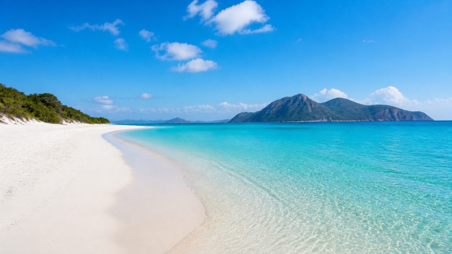 前浜海岸をイメージした白砂と透明な海の風景