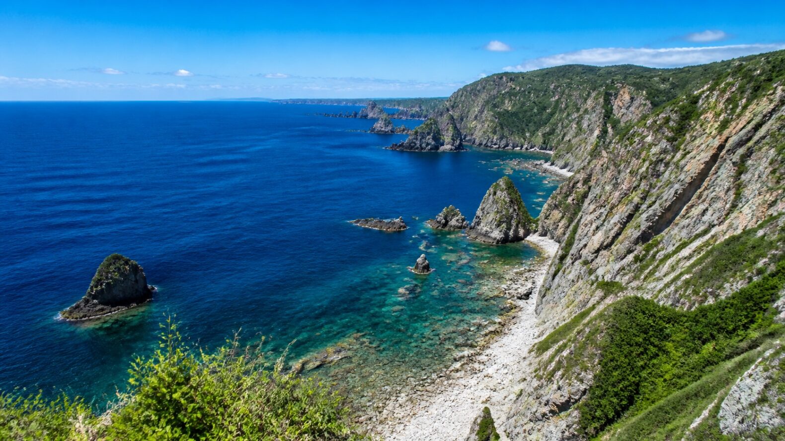 島武意海岸をイメージした断崖と青い海の風景