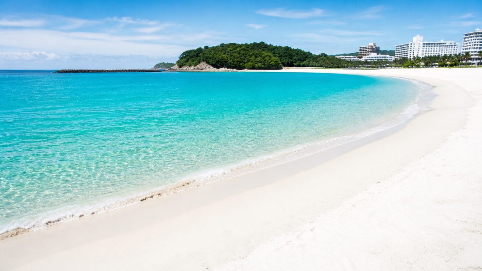 白良浜をイメージした白い砂浜と青い海の風景