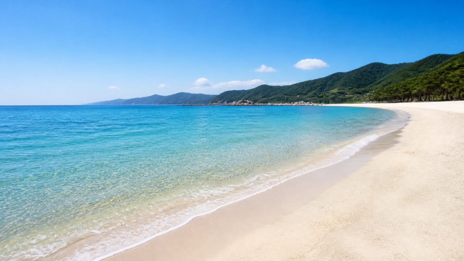 水晶浜海水浴場をイメージした白砂の海辺の風景