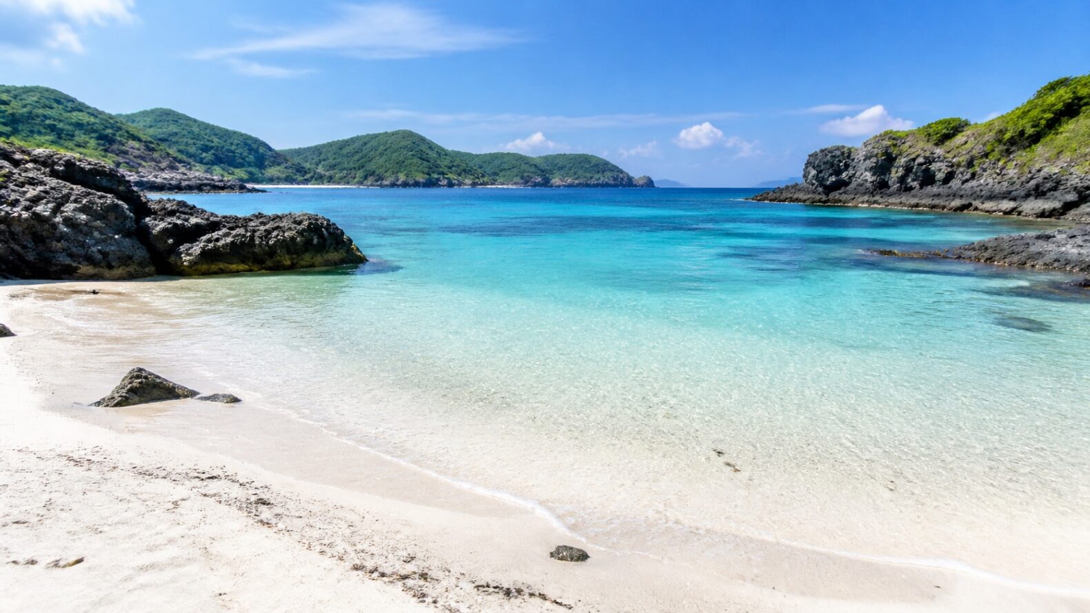 泊海水浴場をイメージした入り江の海の風景