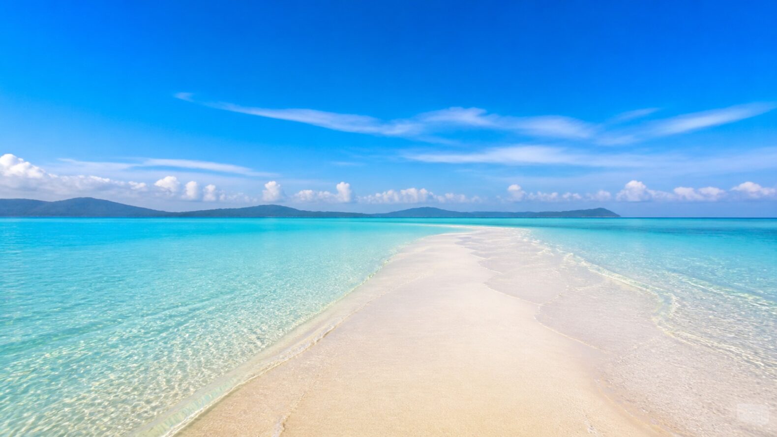 百合ヶ浜をイメージした白い砂州と南国の海の風景