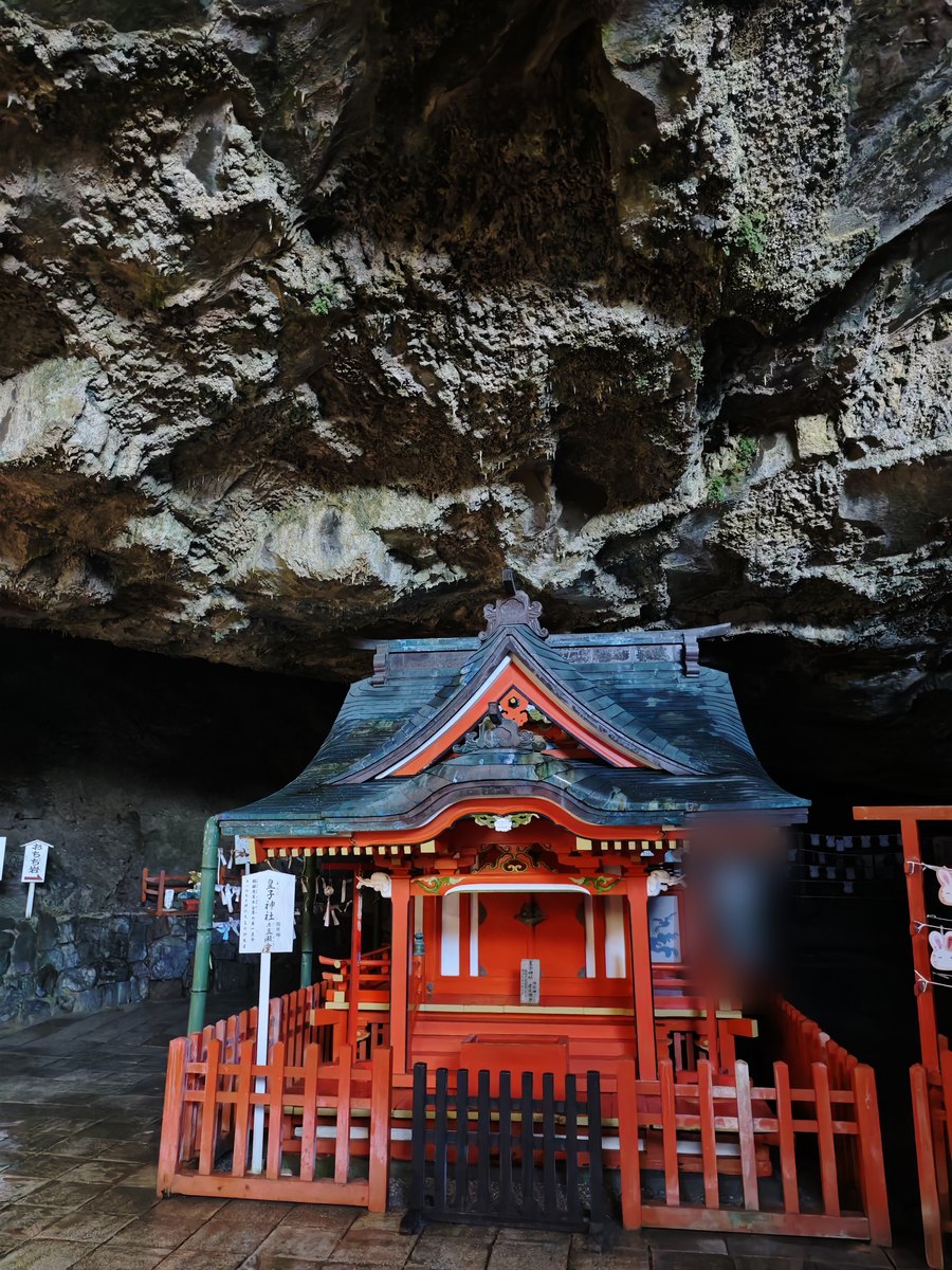 鵜戸神宮の洞窟の中に建つ社殿