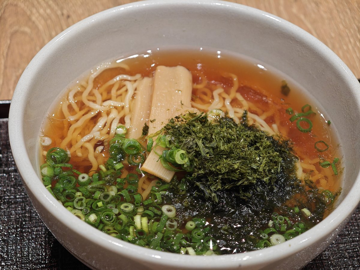 ドーミーイン宮崎の夜鳴きそば。ネギと海苔がのった醤油ラーメン