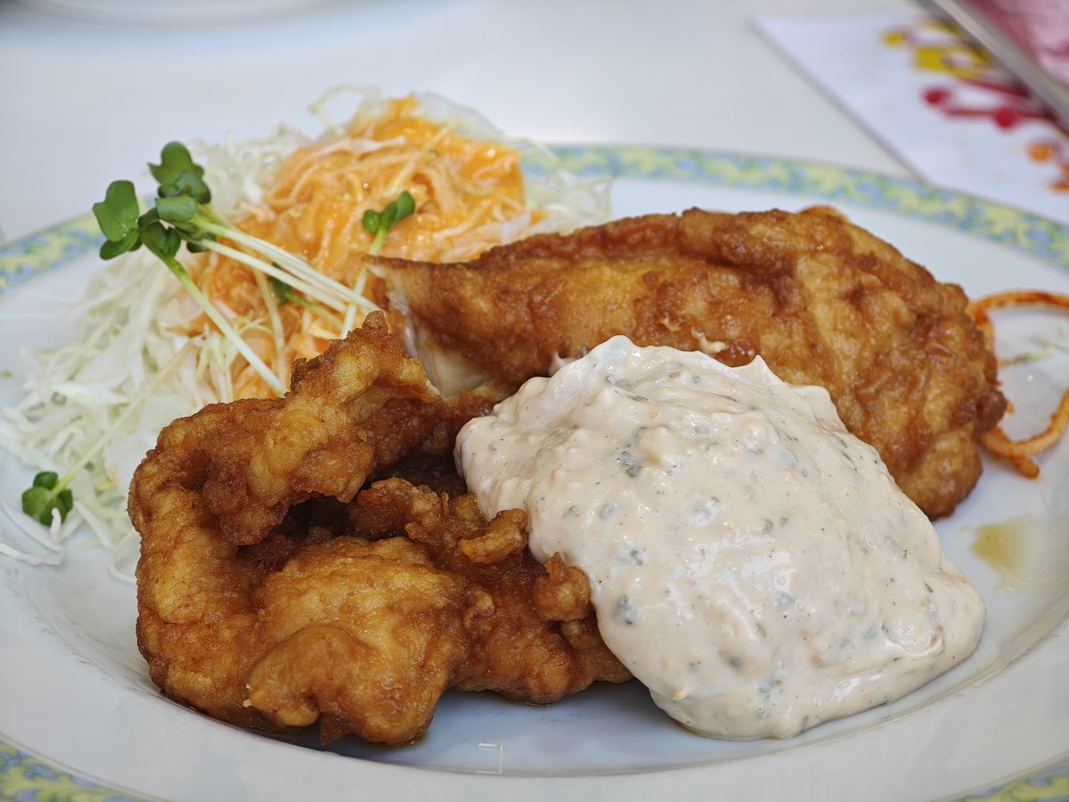 宮崎のチキン南蛮。タルタルソースをかけた鶏肉の皿(味のおぐら 瀬頭店)