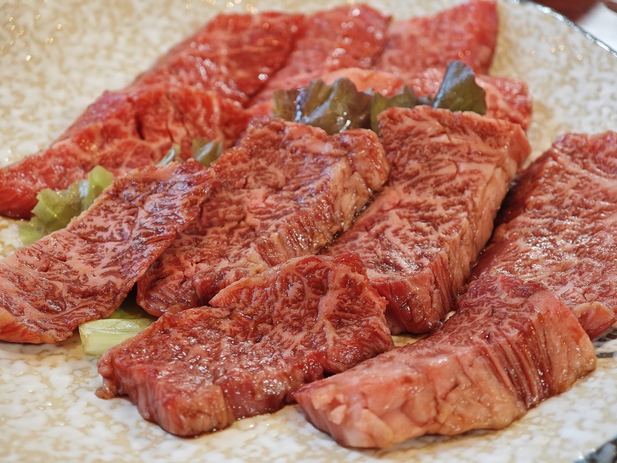 焼肉のまつもとの宮崎牛。皿に盛られた赤身と霜降りの焼肉用の肉