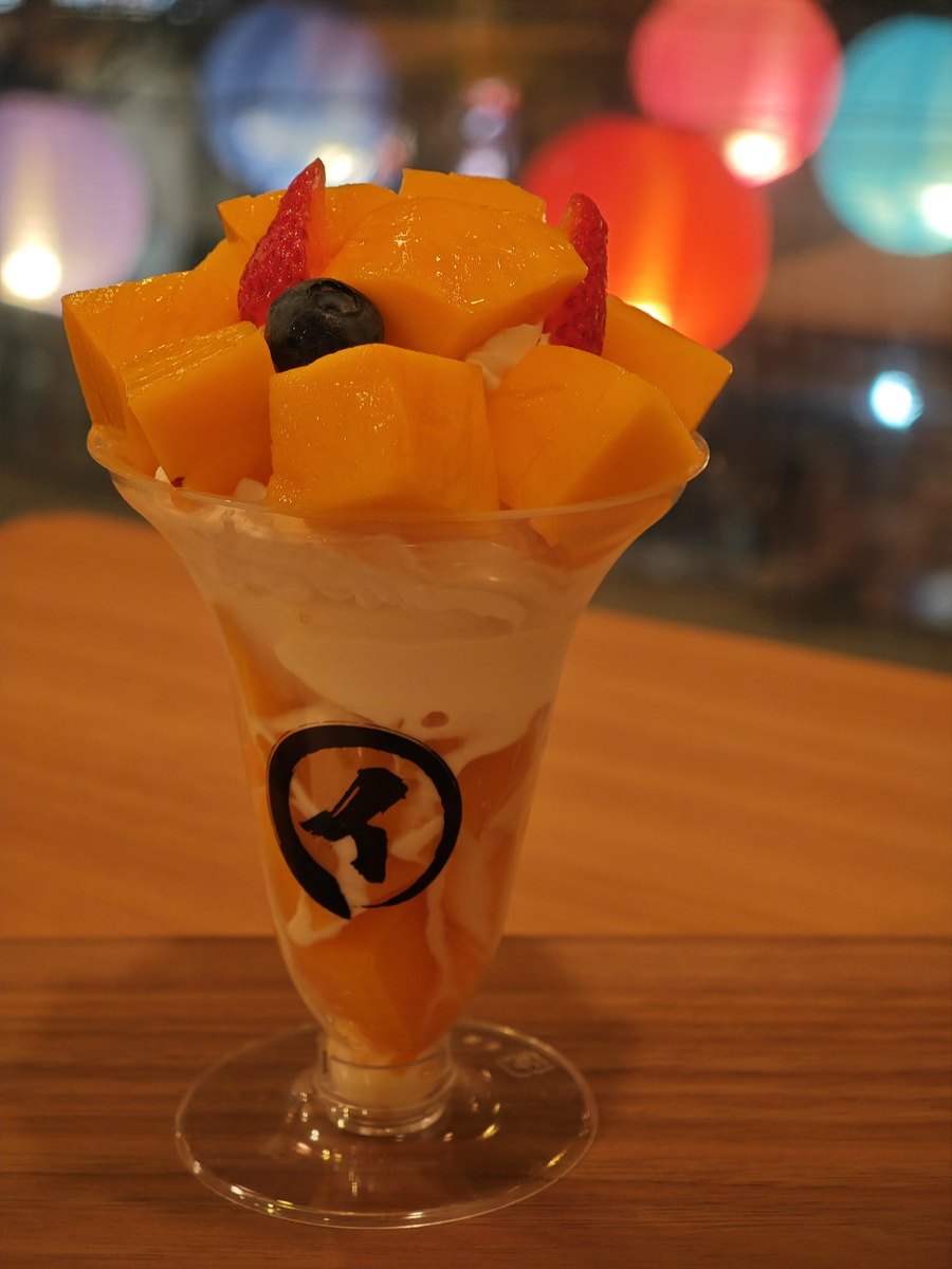 果物屋cafe マルイの宮崎マンゴーパフェ。カットしたマンゴーがのったグラスのパフェ