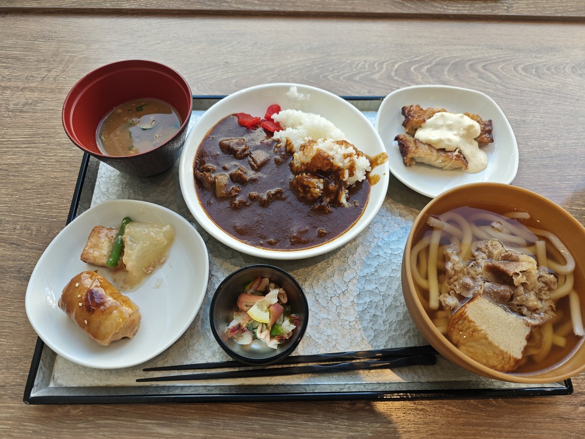 ドーミーイン宮崎の朝食のトレー。カレー、うどん、小鉢が並ぶ