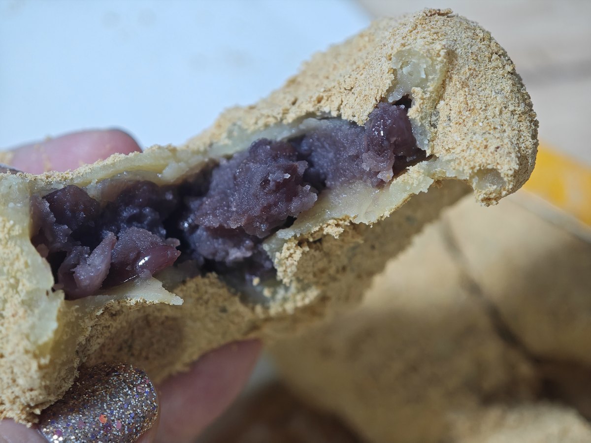 からいも団子の断面。きな粉をまぶした餅の中に粒あん