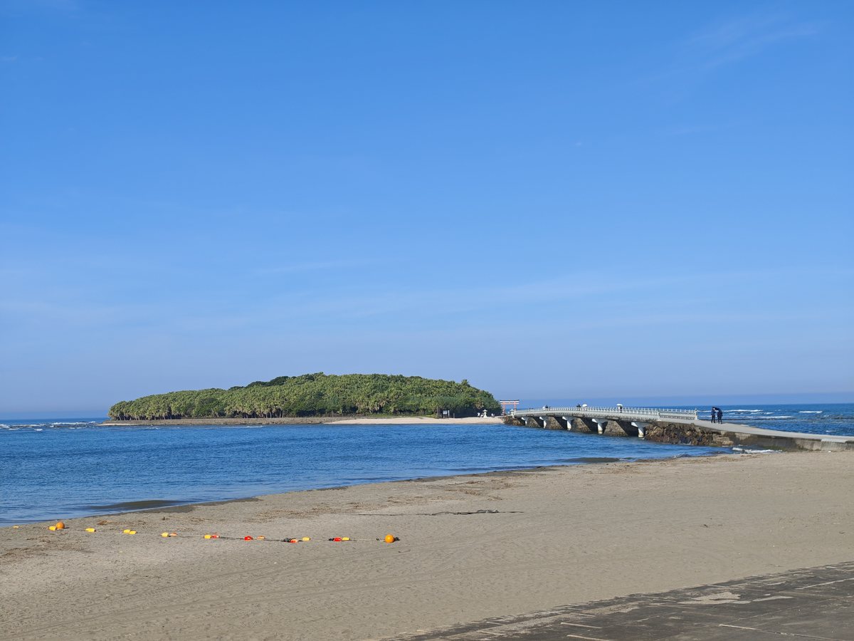 島へ続く橋と島