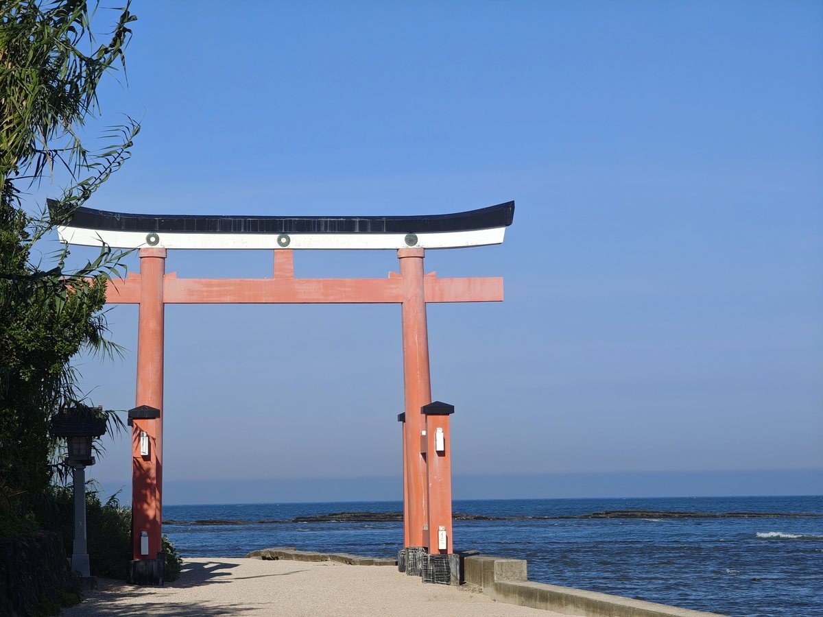 海を背に立つ赤い鳥居