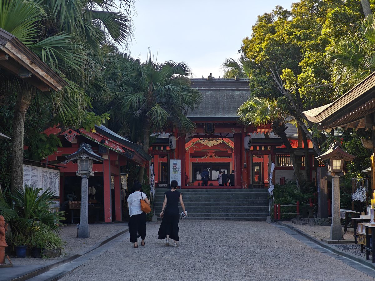 青島神社へ続く参道