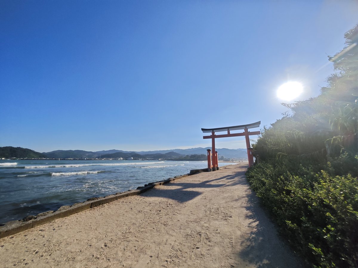 海辺の道と鳥居