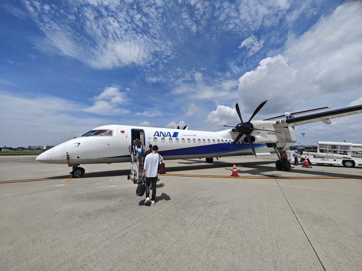 伊丹空港で搭乗前のANAのプロペラ機