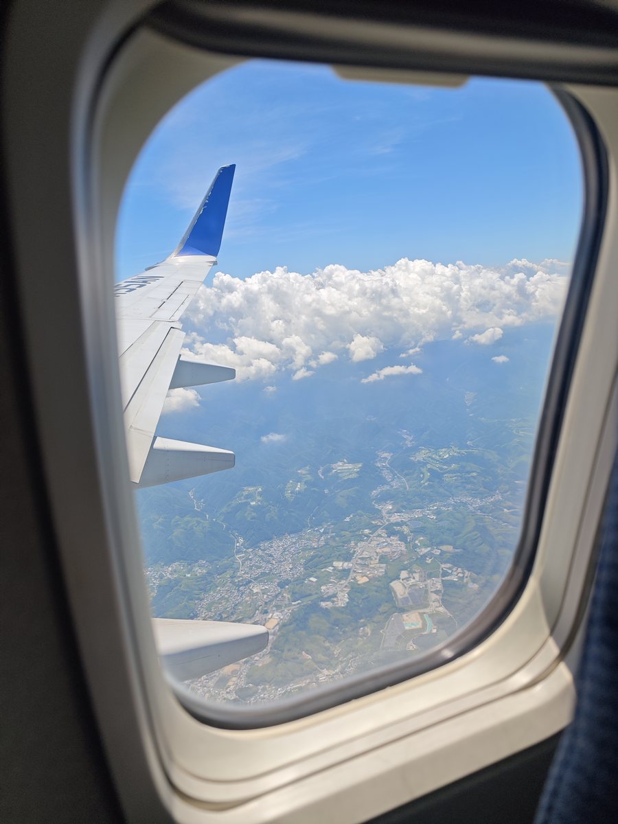機内の窓から見た翼と雲