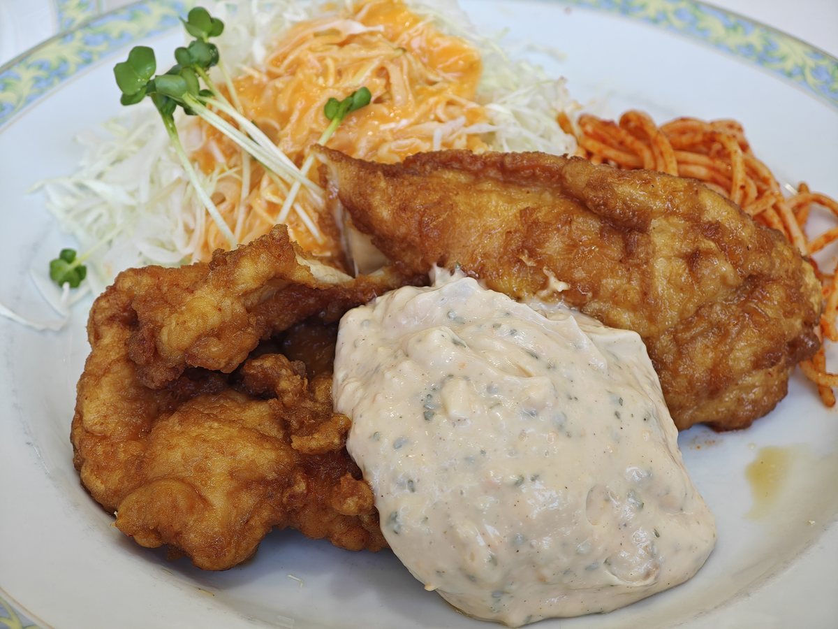 チキン南蛮。タルタルソースと千切りキャベツ