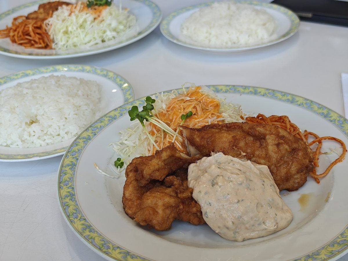 ご飯と一緒に並んだチキン南蛮