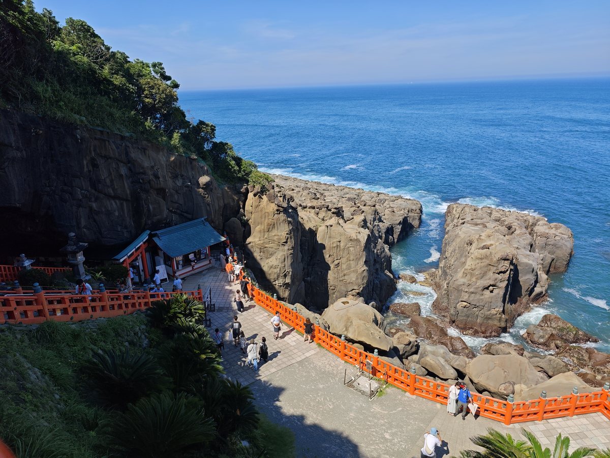 鵜戸神宮の海岸の岩場と朱色の柵