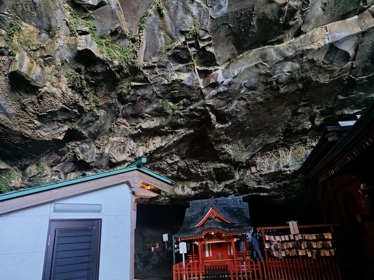 洞窟の天井と社殿