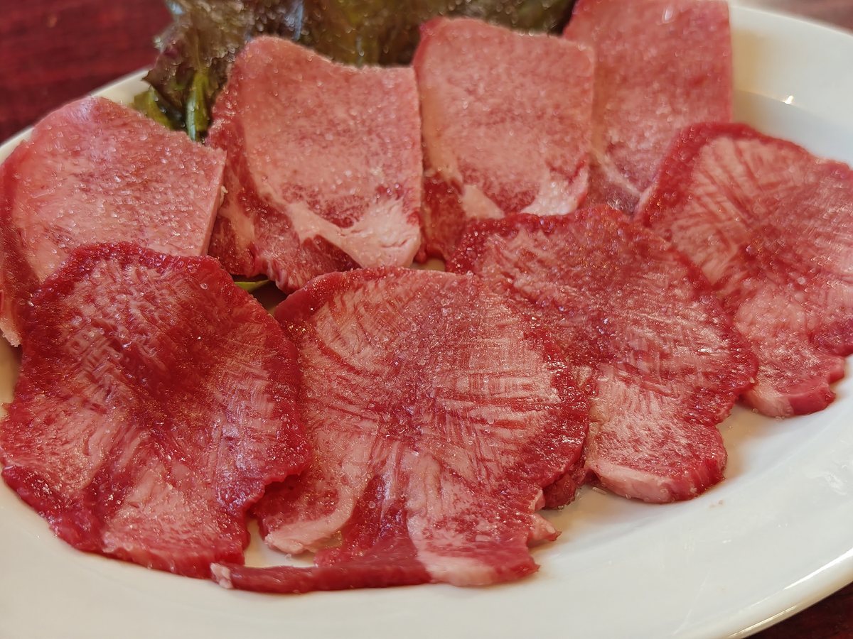 薄切りの肉の皿