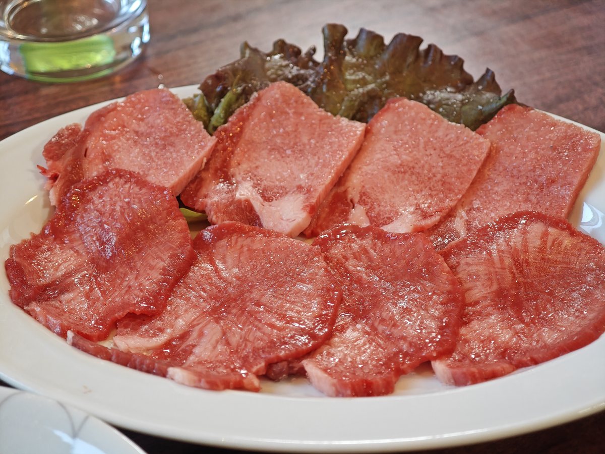 薄切りの肉の皿
