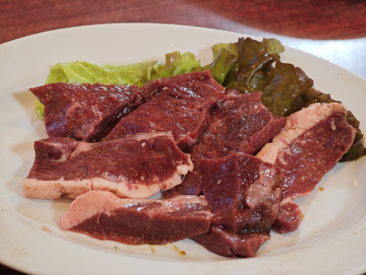 赤身の肉の皿