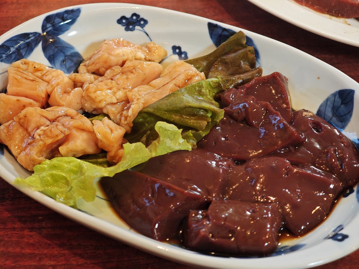 白い部位とレバーのような肉の皿