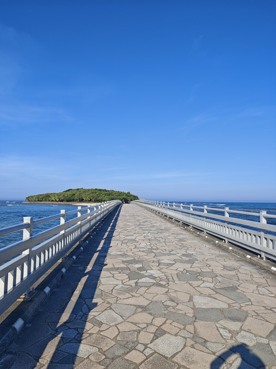 島へ続く、白い手すりの橋