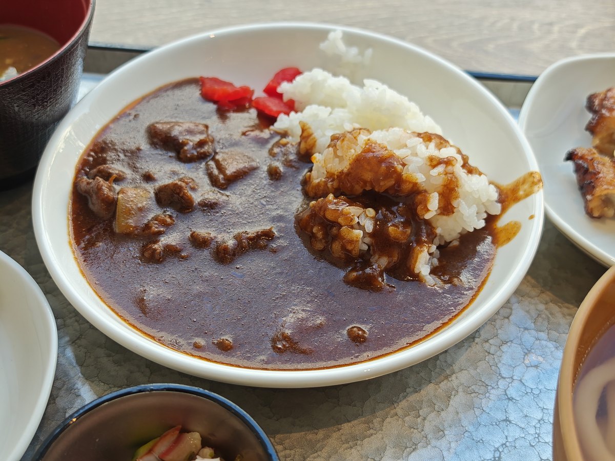 朝食会場のカレーの皿
