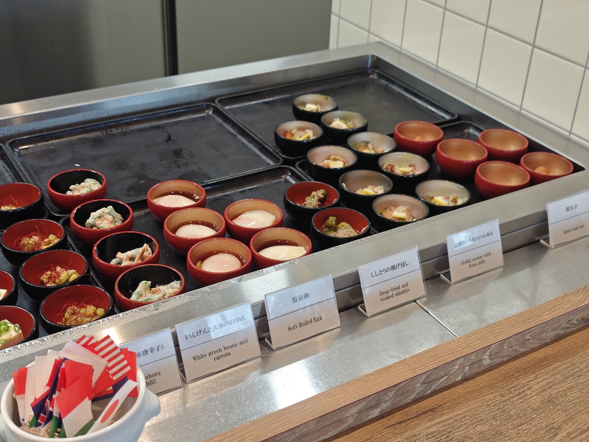 ドーミーイン宮崎の朝食の小鉢が並ぶ台