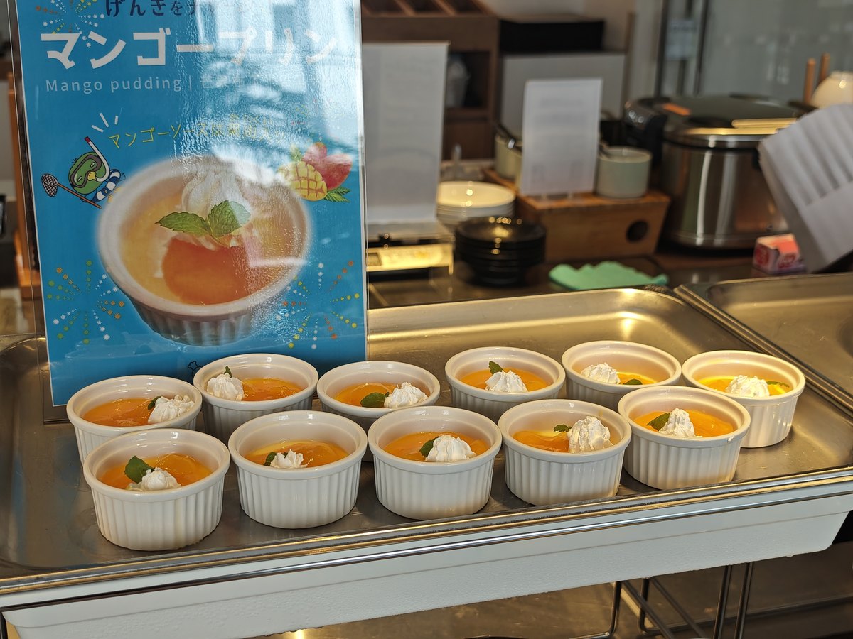 朝食会場のデザート台。マンゴープリンの札とカップ