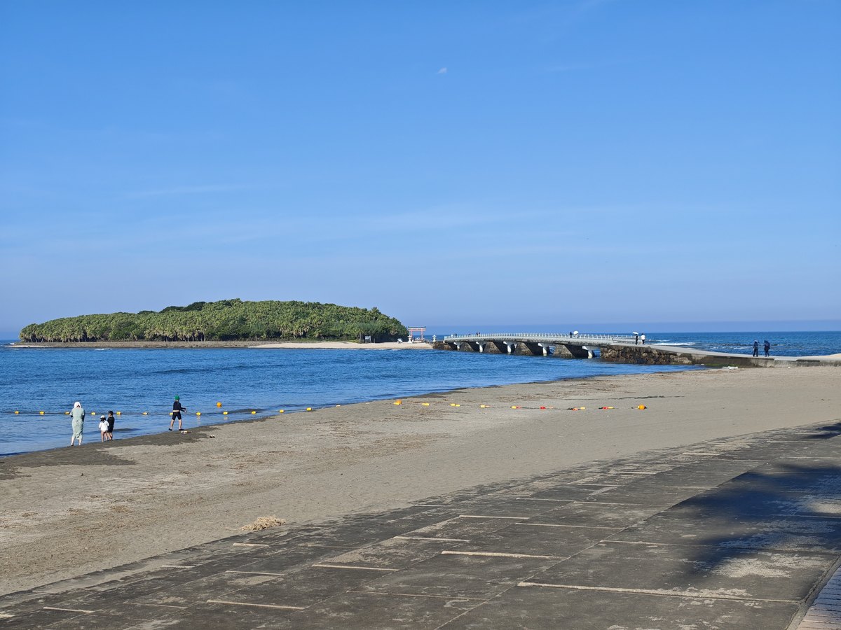 海辺から見えた島と橋