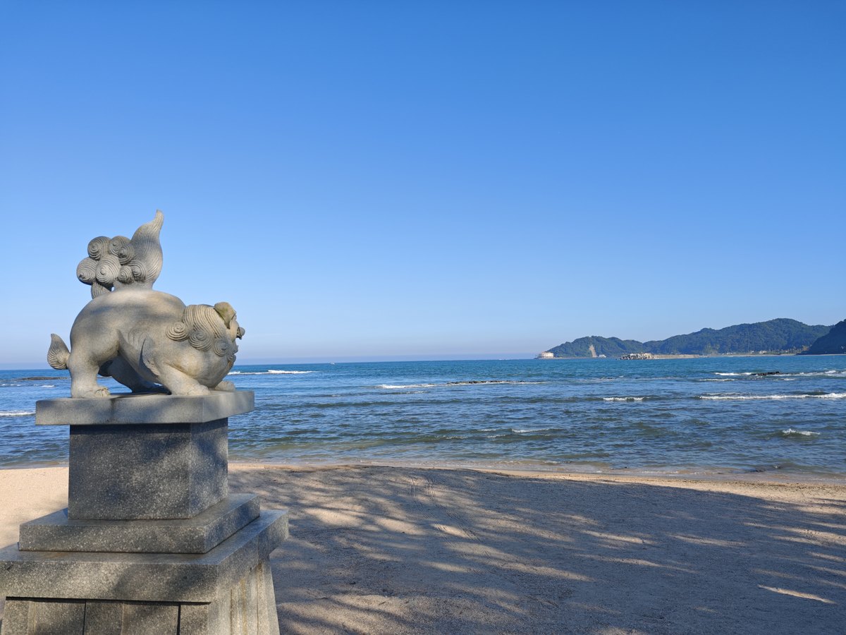 海辺の狛犬と海