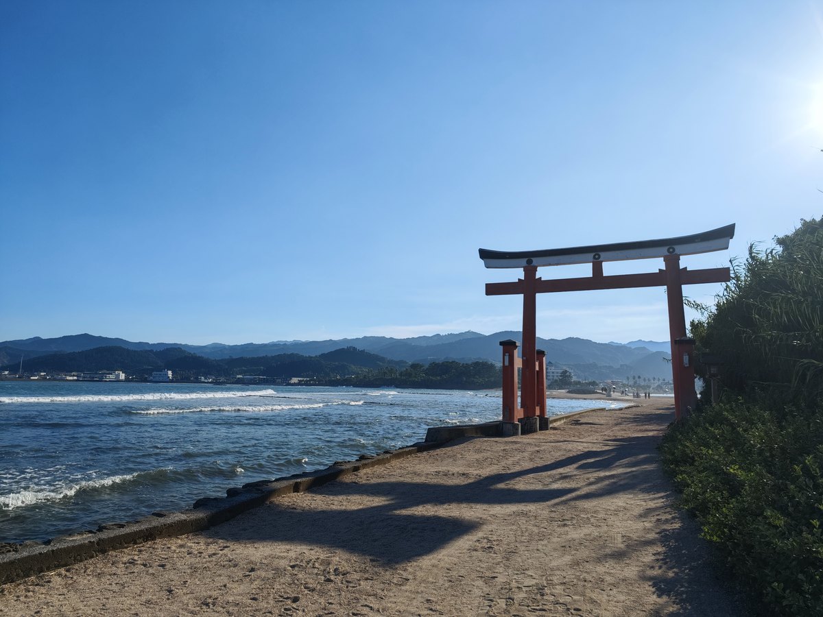 海辺の鳥居