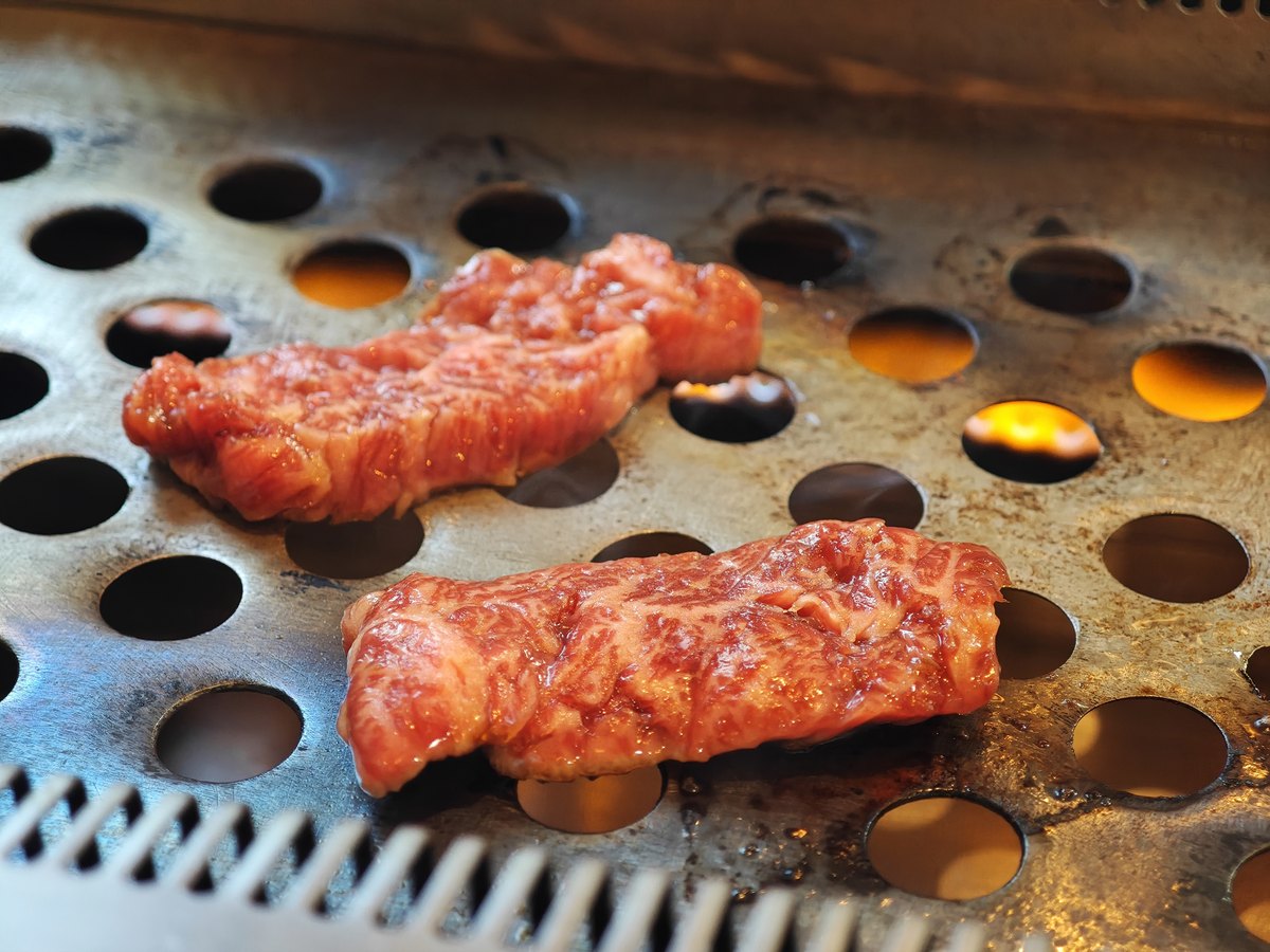 網で焼いている焼肉