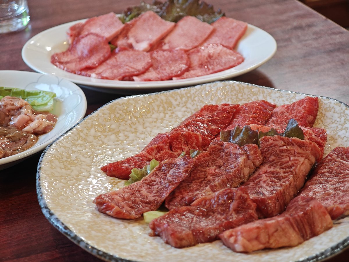 焼肉の皿。手前は赤身と霜降りの肉、奥は薄切りの肉