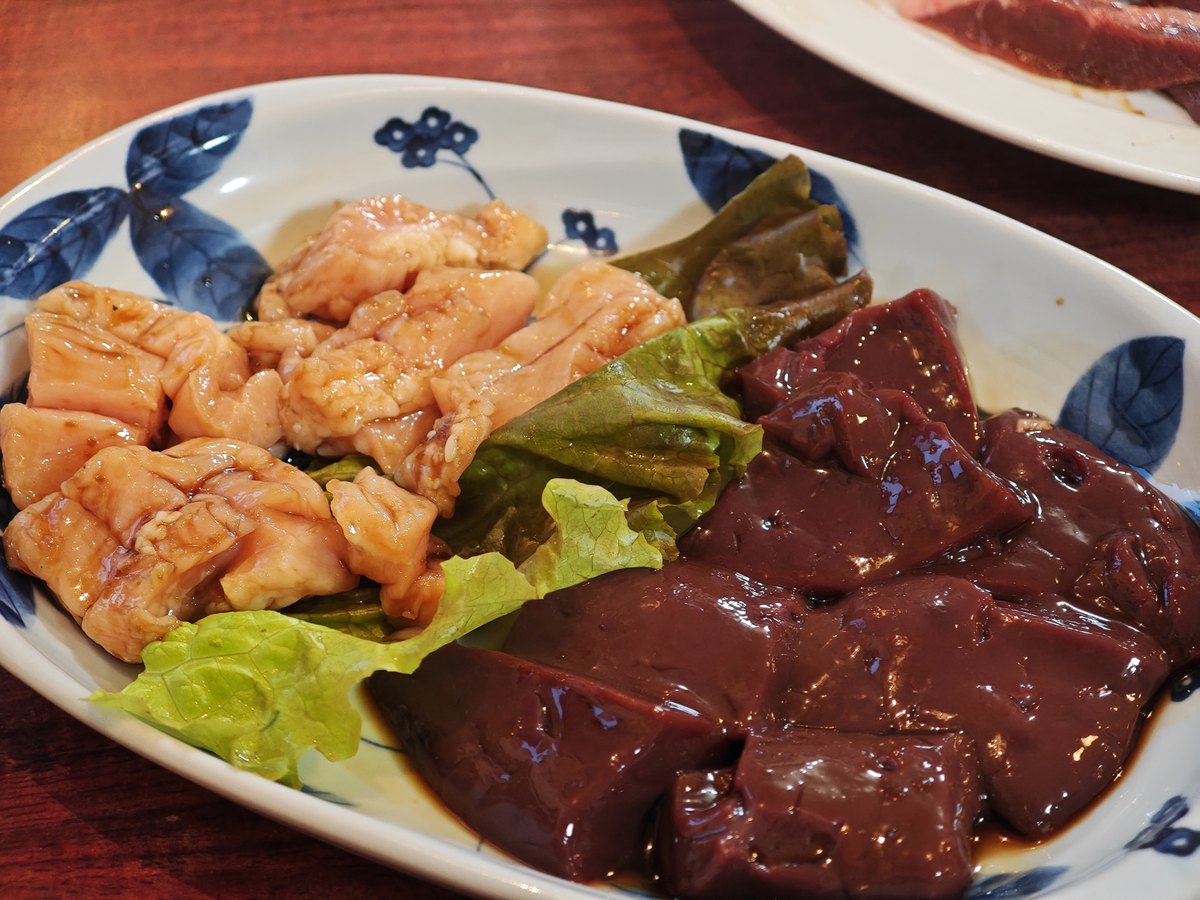 焼肉の別の皿。白い部位とレバーのような赤黒い肉